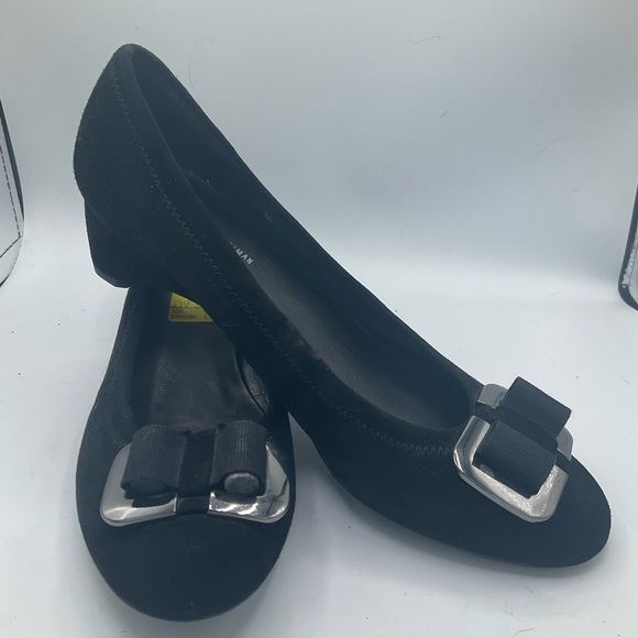 “RUSSELL & BROMLEY” for “STUART WEITZMAN” Black Bow Front Suede Heeled Shoes. - Picture 2 of 14